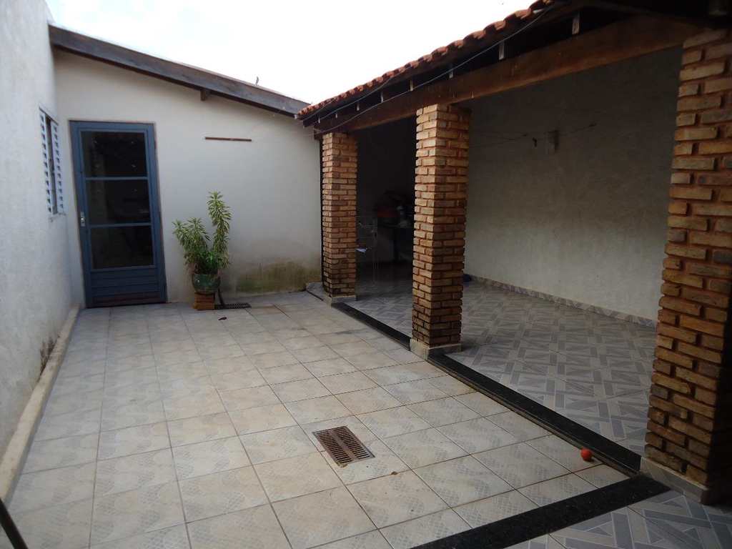 Casa em Jales, no bairro Conjunto Habitacional José Antonio Caparroz Bogaz II