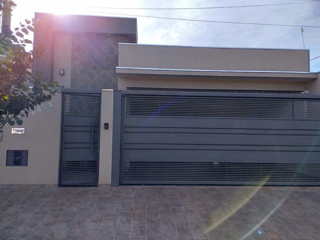 Casa em Jales, no bairro Jardim Santo Expedito