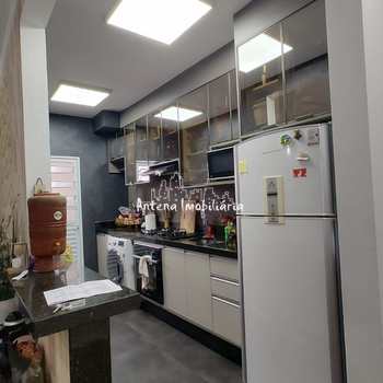 Apartamento em Ferraz de Vasconcelos, bairro Vila Romanópolis