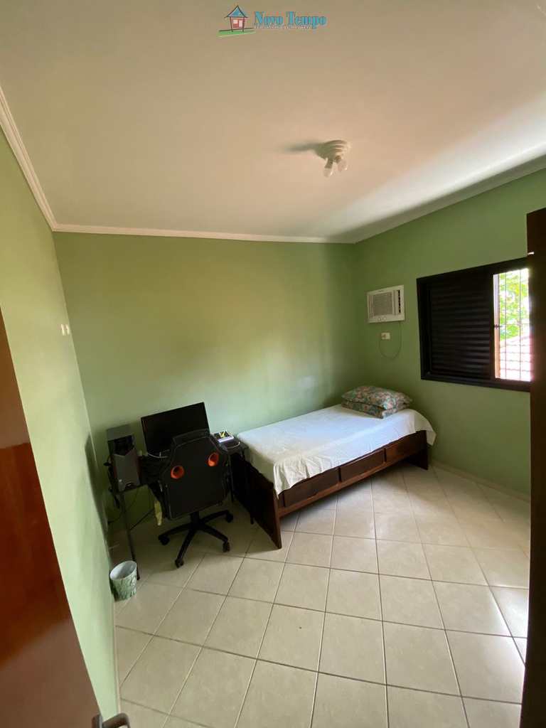 Sobrado de Vila em São Vicente, no bairro Vila Valença