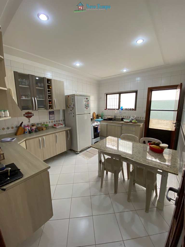 Sobrado de Vila em São Vicente, no bairro Vila Valença