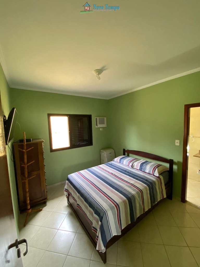 Sobrado de Vila em São Vicente, no bairro Vila Valença