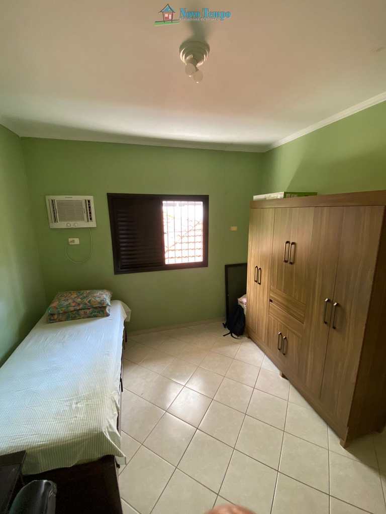 Sobrado de Vila em São Vicente, no bairro Vila Valença