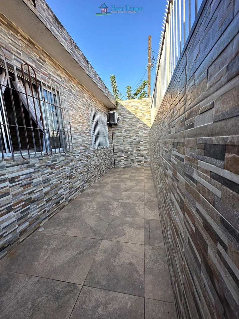 Casa em São Vicente, no bairro Parque Bitaru