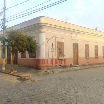 Casa Comercial em Amparo, bairro Centro