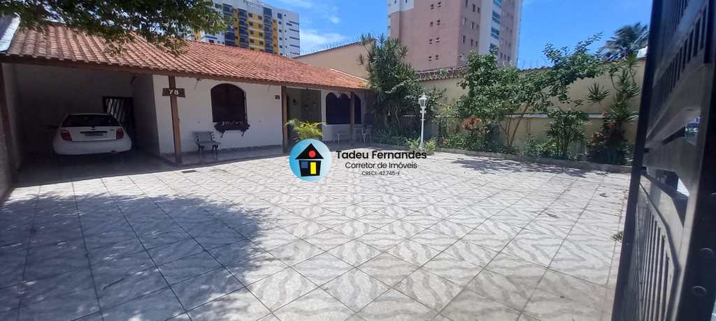 Casa em Mongaguá, no bairro Jardim Marina