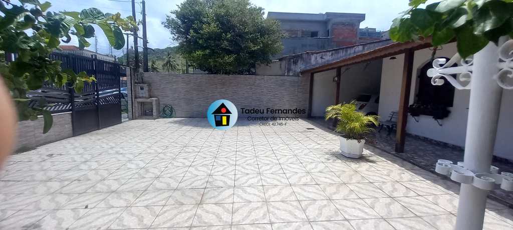 Casa em Mongaguá, no bairro Jardim Marina