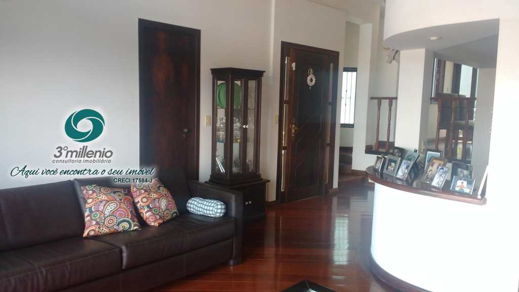 Casa em Cotia, no bairro Jardim Semiramis