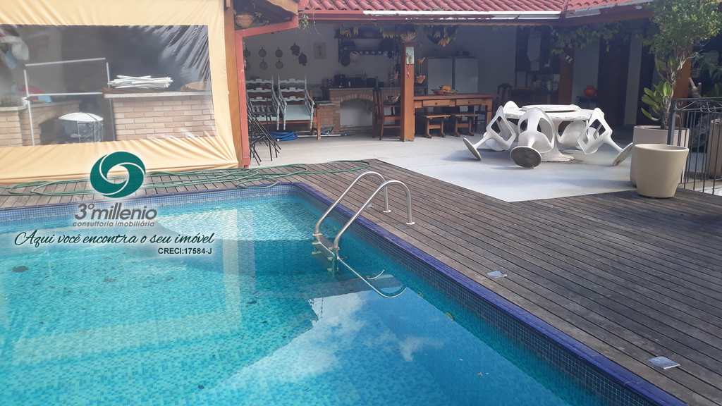 Casa em Carapicuíba, no bairro Terras do Madeira