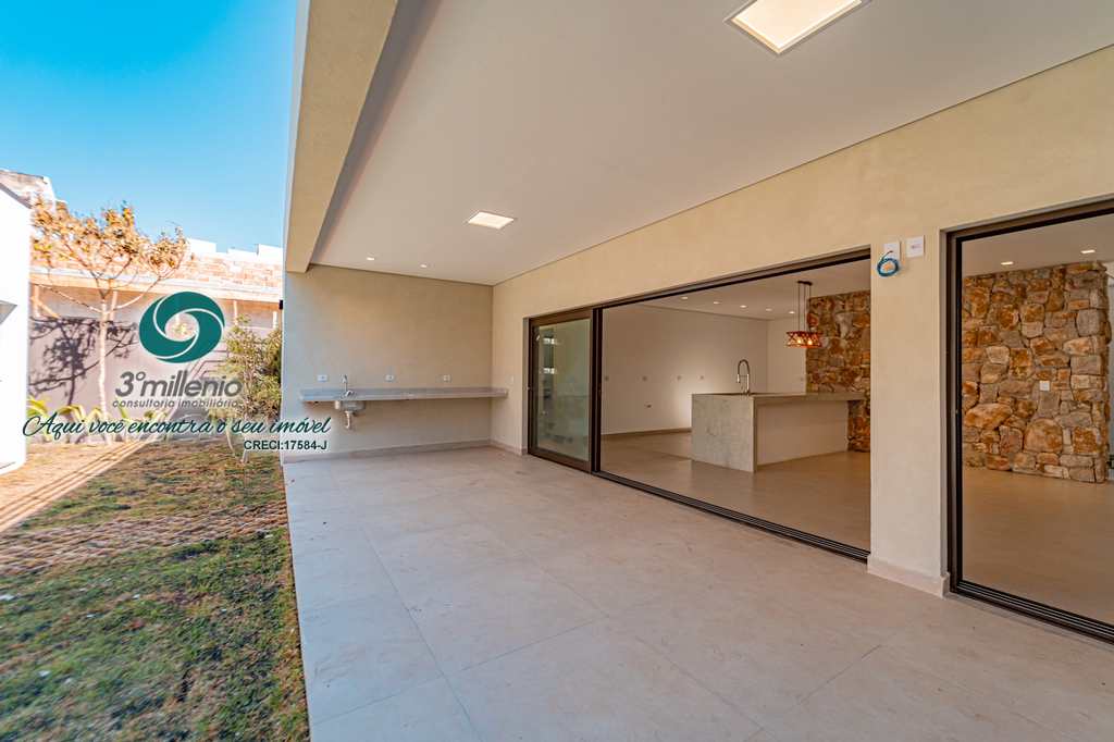 Casa em Embu das Artes, no bairro Moinho Velho