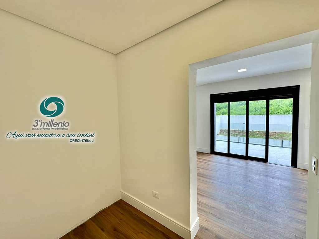 Casa em Embu das Artes, no bairro Moinho Velho