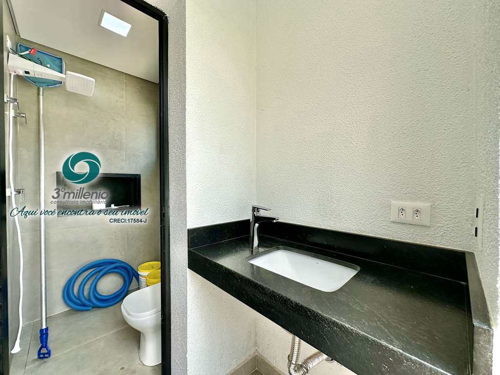 Casa em Embu das Artes, no bairro Moinho Velho