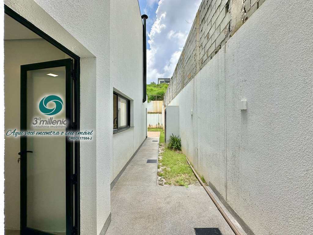 Casa em Embu das Artes, no bairro Moinho Velho