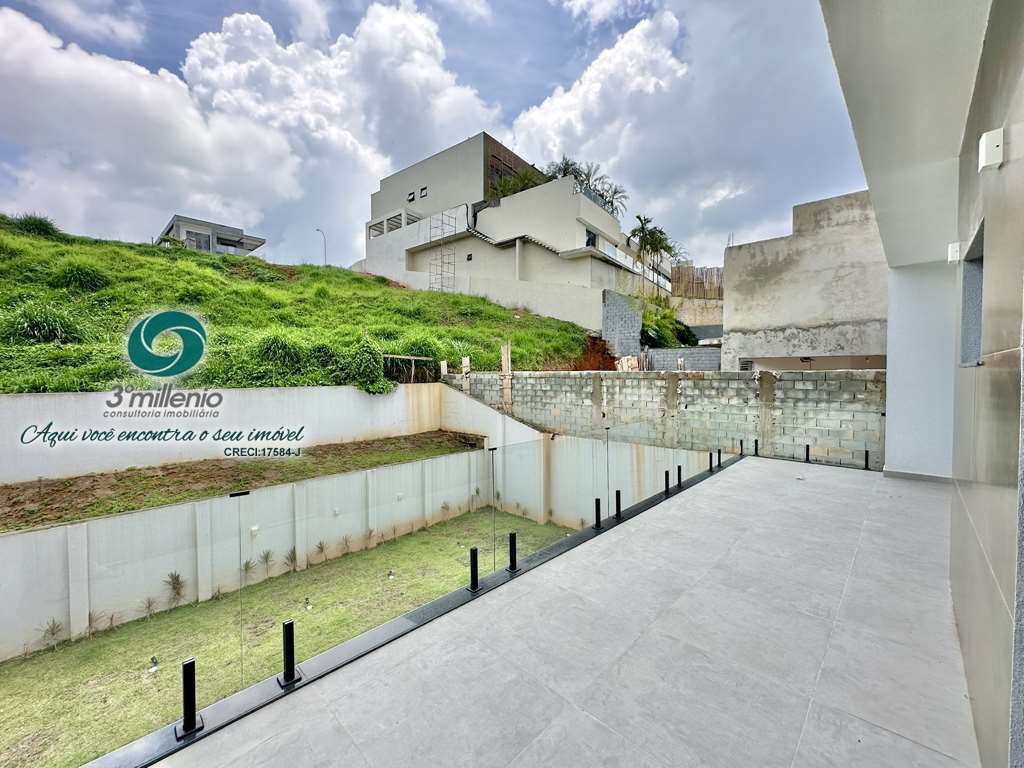 Casa em Embu das Artes, no bairro Moinho Velho