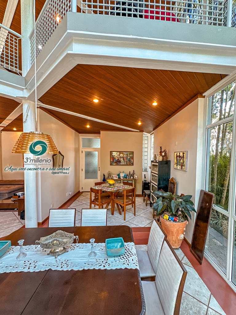 Casa em Carapicuíba, no bairro Chácara Moinho Velho