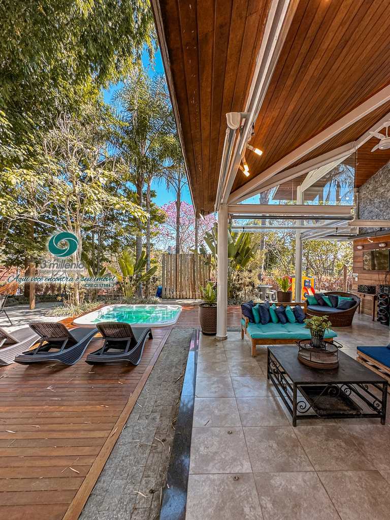 Casa em Carapicuíba, no bairro Chácara Moinho Velho