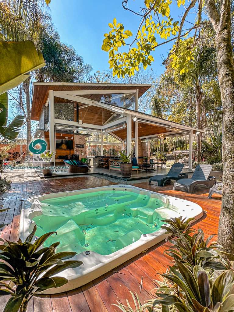 Casa em Carapicuíba, no bairro Chácara Moinho Velho