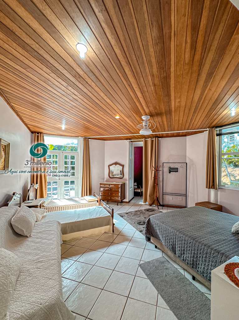 Casa em Carapicuíba, no bairro Chácara Moinho Velho
