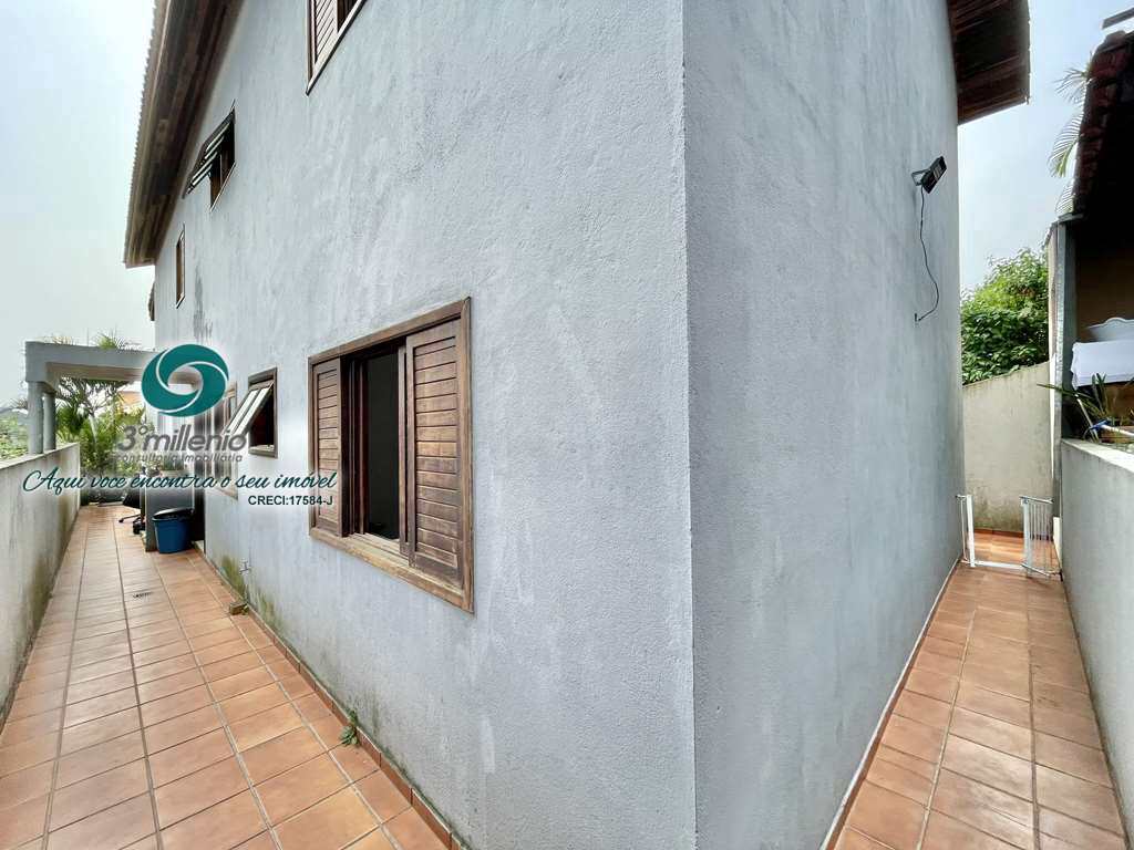 Casa em Cotia, no bairro Jardim das Flores