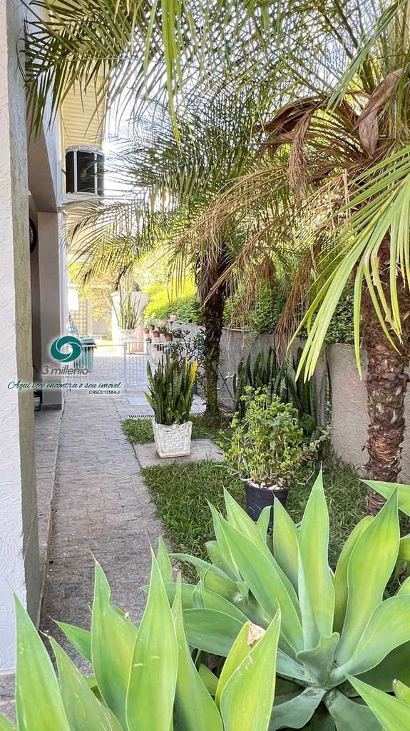 Casa em Cotia, no bairro Jardim Caiapiá