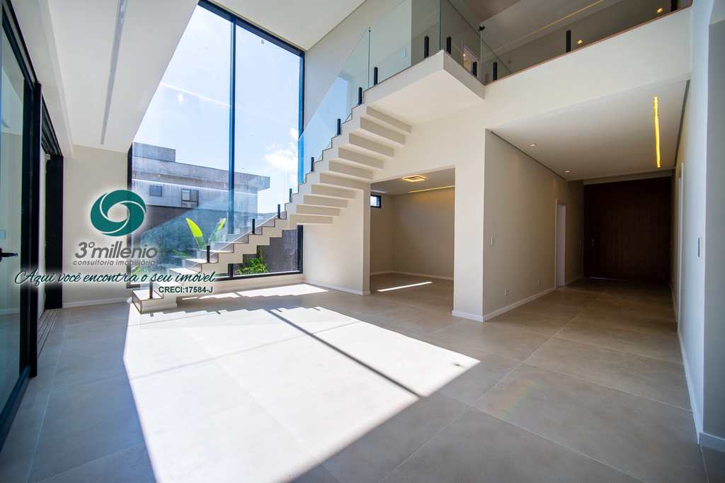 Casa em Embu das Artes, no bairro Moinho Velho