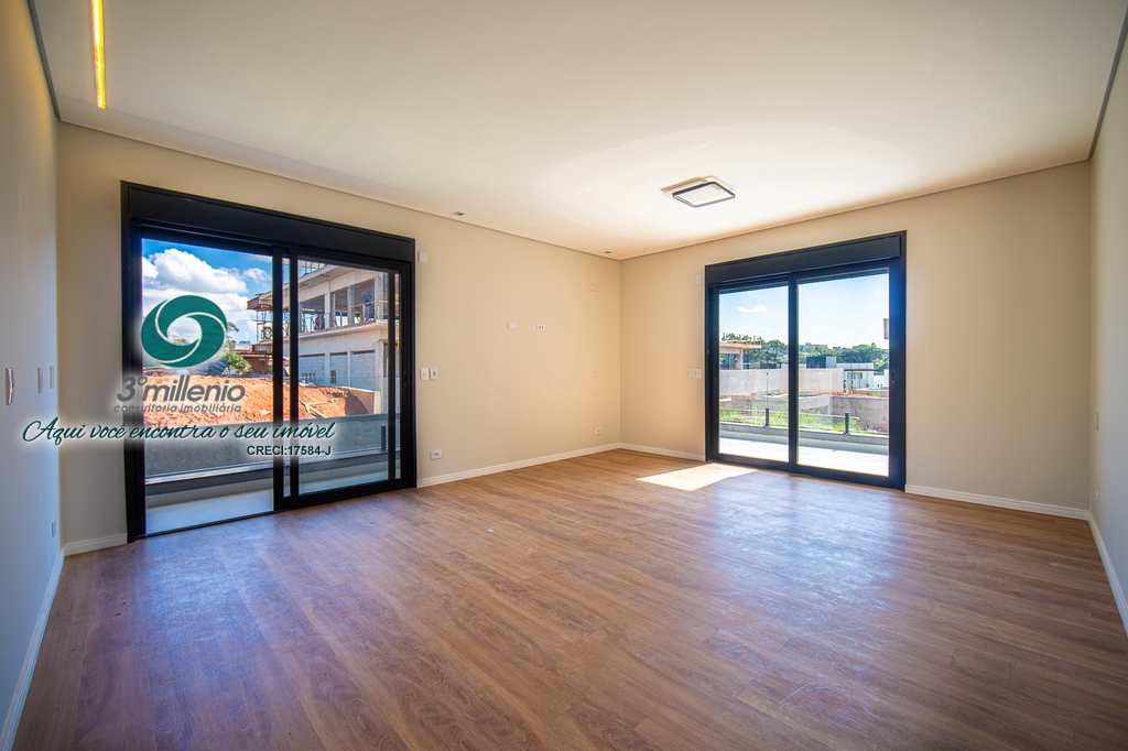 Casa em Embu das Artes, no bairro Moinho Velho