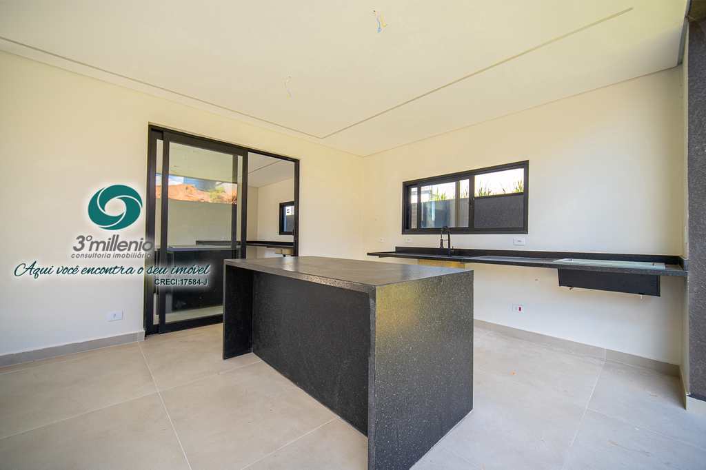 Casa em Embu das Artes, no bairro Moinho Velho