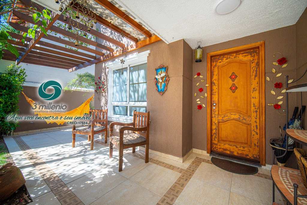 Casa em Cotia, no bairro Granja Viana