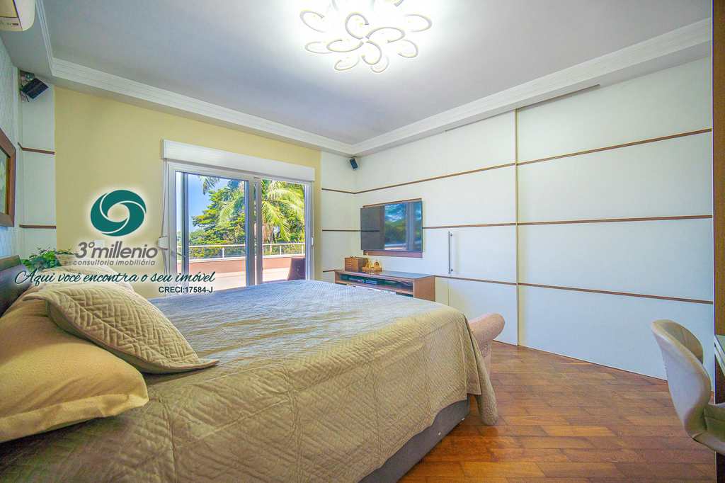 Casa em Cotia, no bairro Granja Viana