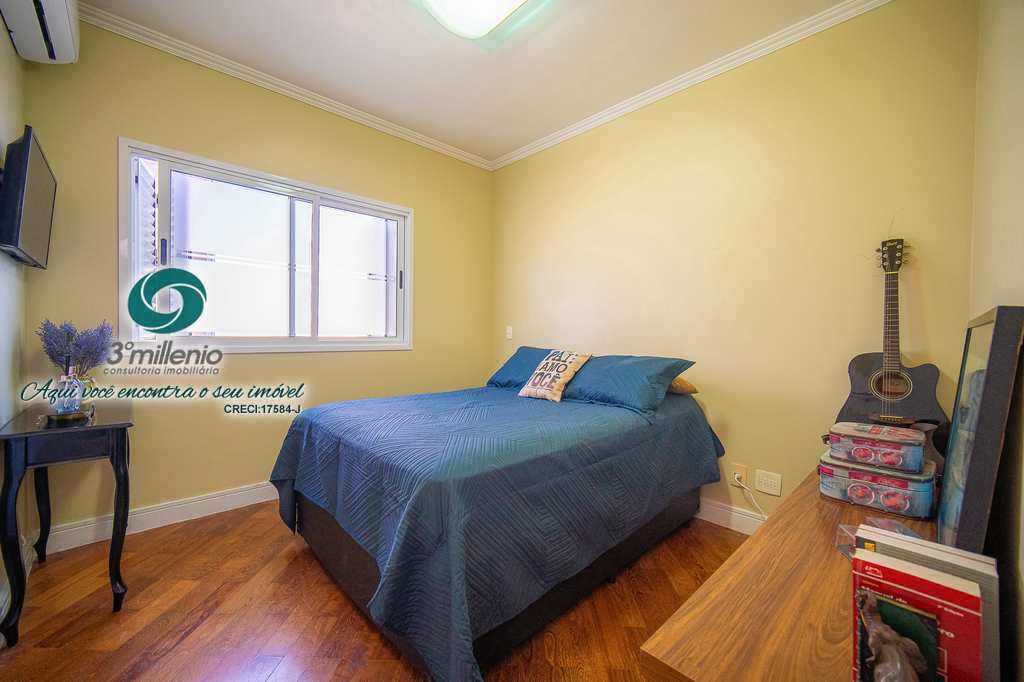 Casa em Cotia, no bairro Granja Viana