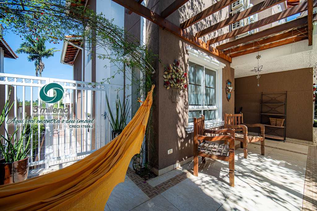 Casa em Cotia, no bairro Granja Viana