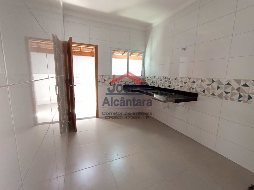 Sobrado em Praia Grande, no bairro Caiçara