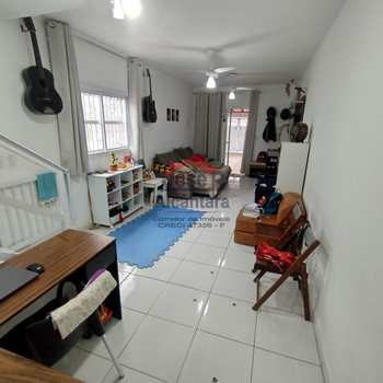 Sobrado em Praia Grande, bairro Nova Mirim