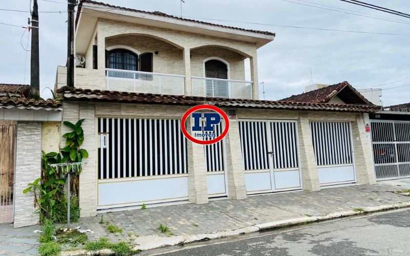 Sobrado em Praia Grande, no bairro Caiçara