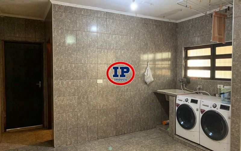 Sobrado em Praia Grande, no bairro Caiçara
