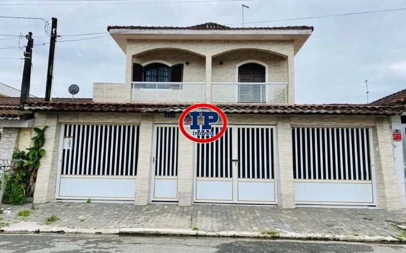 Sobrado em Praia Grande, no bairro Caiçara