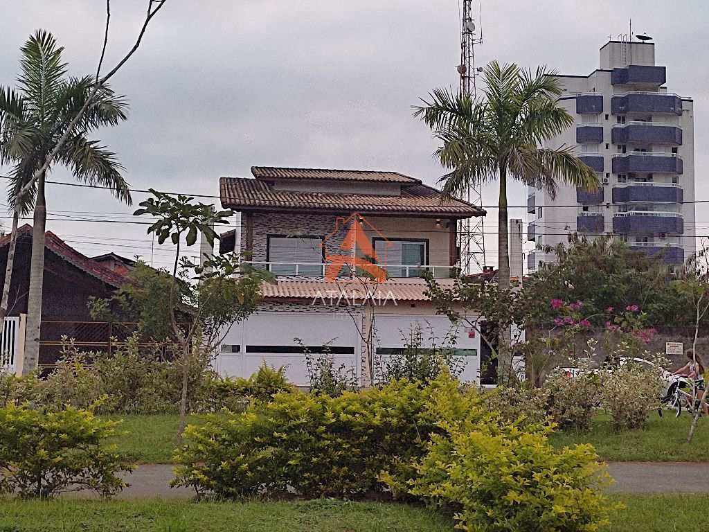 Casa em Praia Grande, no bairro Mirim