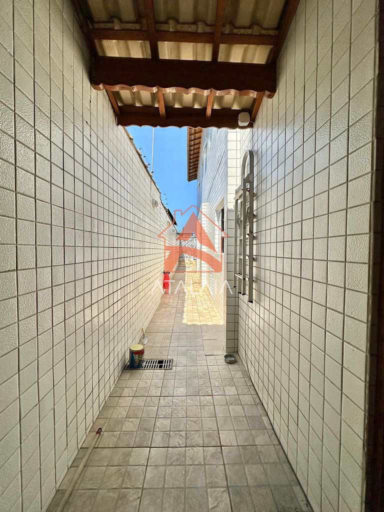 Casa em Praia Grande, no bairro Mirim
