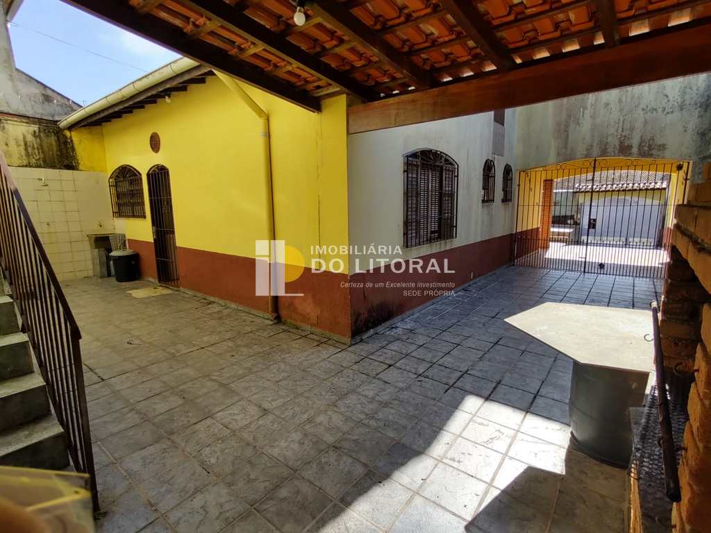 Casa em Mongaguá, no bairro Balneário Itaóca