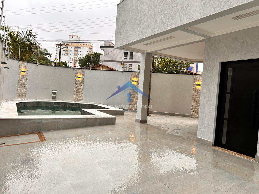 Sobrado em Praia Grande, no bairro Caiçara