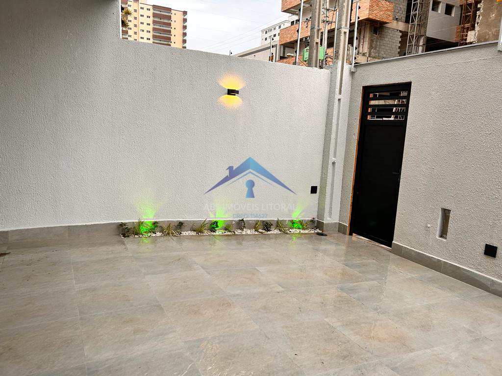 Sobrado em Praia Grande, no bairro Caiçara