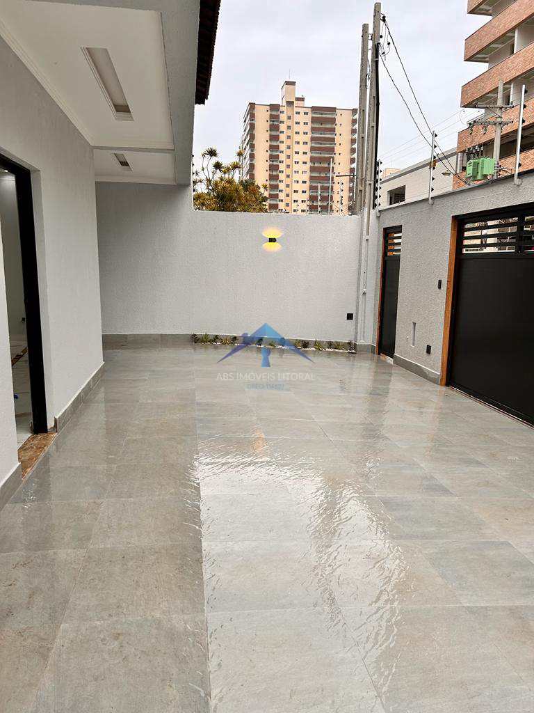 Sobrado em Praia Grande, no bairro Caiçara