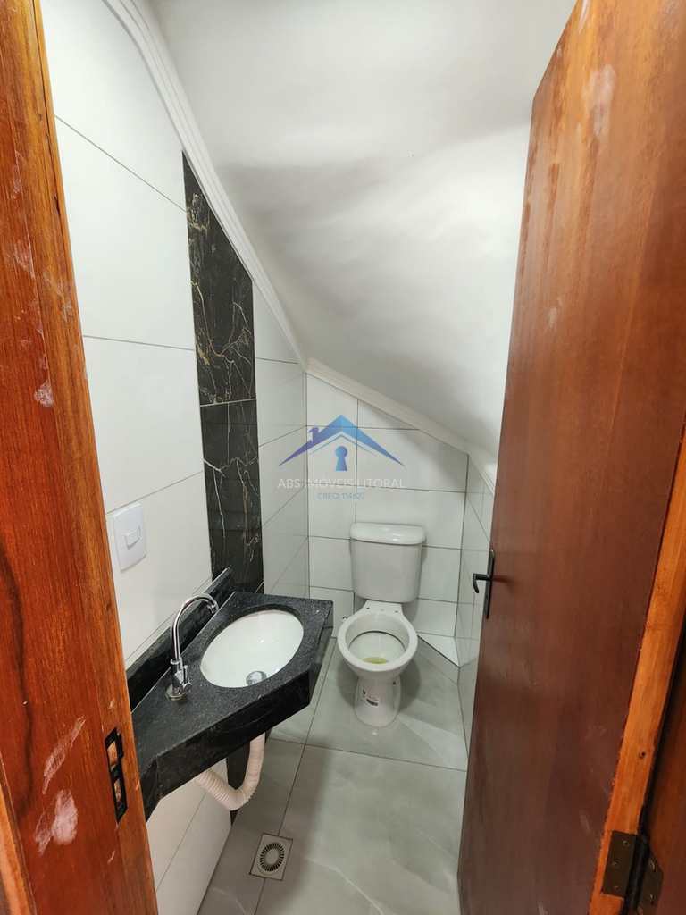 Sobrado de Condomínio em Praia Grande, no bairro Maracanã