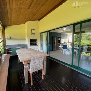 Varanda com churrasqueira