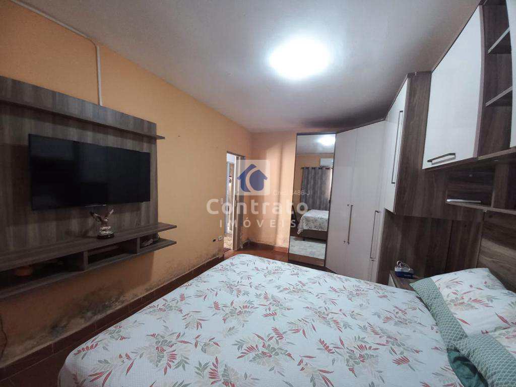 Casa em São Vicente, no bairro Vila Valença