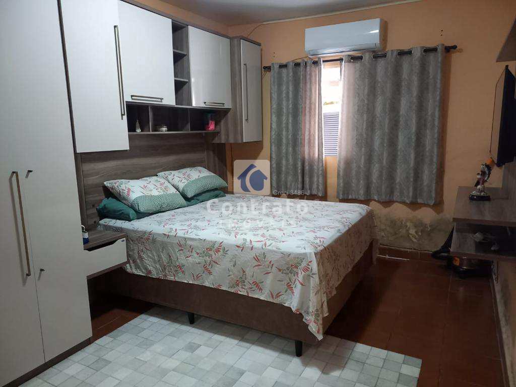 Casa em São Vicente, no bairro Vila Valença
