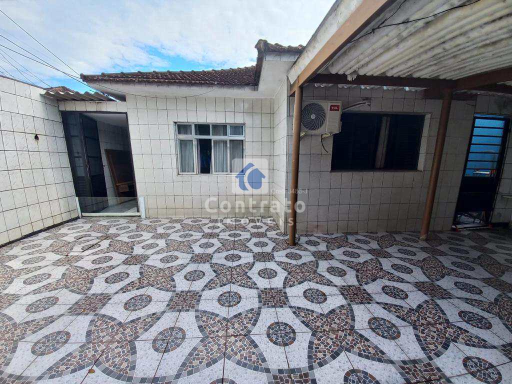 Casa em São Vicente, no bairro Vila Valença