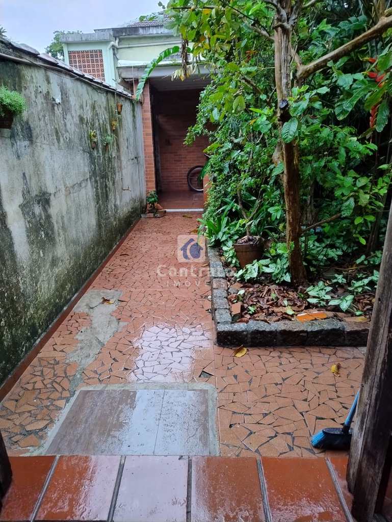 Casa em São Vicente, no bairro Vila Valença