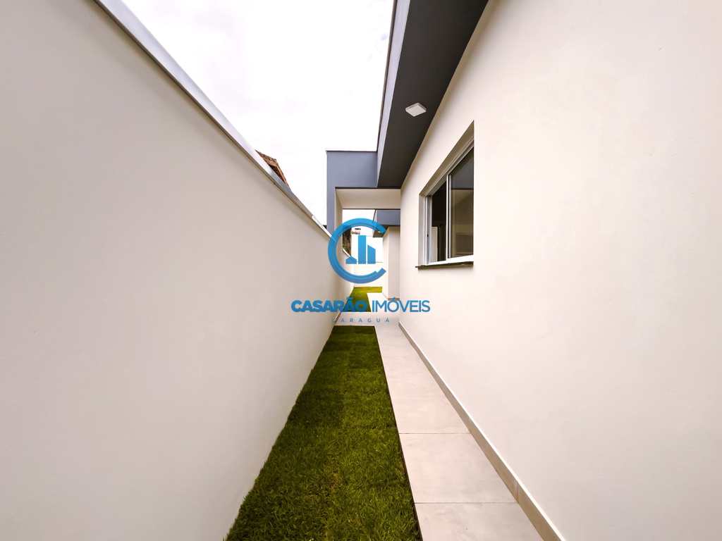 Casa em Caraguatatuba, no bairro Massaguaçu