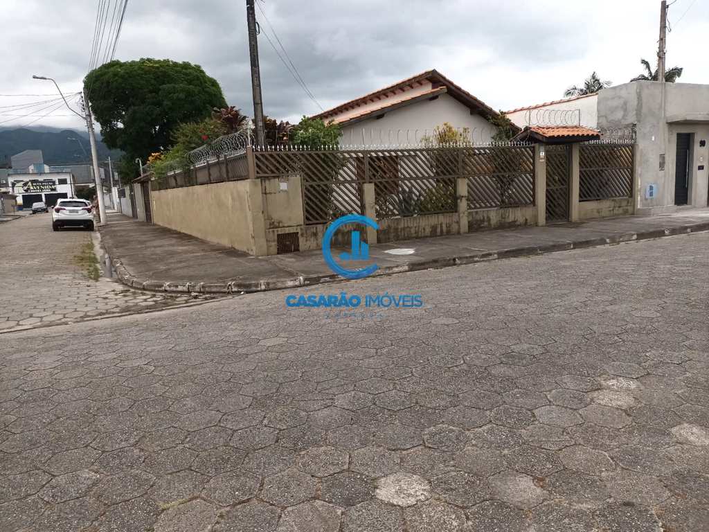 Casa em Caraguatatuba, no bairro Indaiá